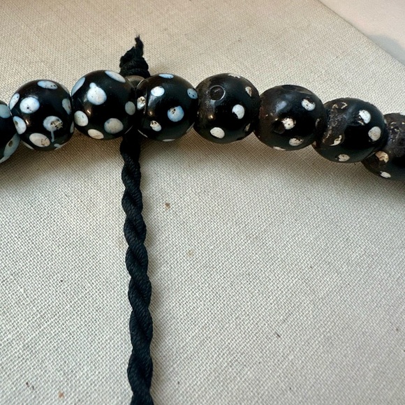 Authentic Venetian Skunk African Trading Beads, Rare Black & White, Strand of 48 - Picture 8 of 9